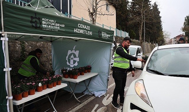 Büyükşehir, kabirler için on binlerce çiçek dağıttı