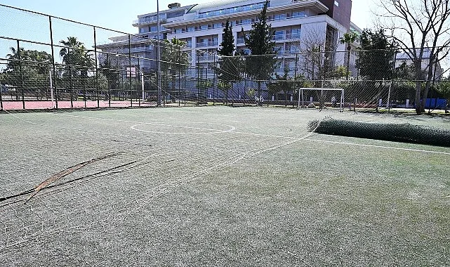 Günübirlik alandaki halı saha yenileniyor