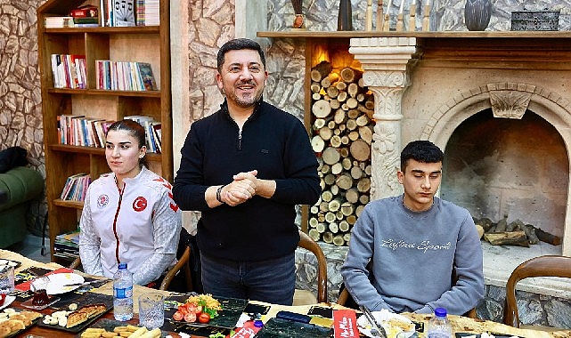 Başkan Rasim Arı, sporcu gençlerle sahur yaptı