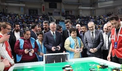 Başkan Büyükakın, robot yarışmasına katıldı, Kocaelisporlu futbolcularla maç yaptı