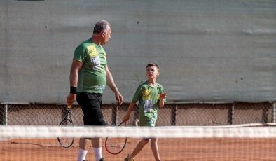 Yenişehir’de kuşaklar kortta buluştu