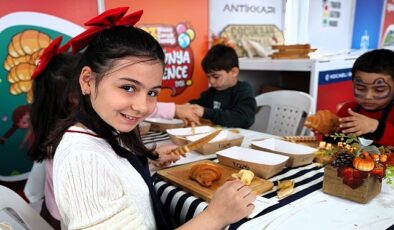 Kruvasan süsleme atölyesinde renkli anlar