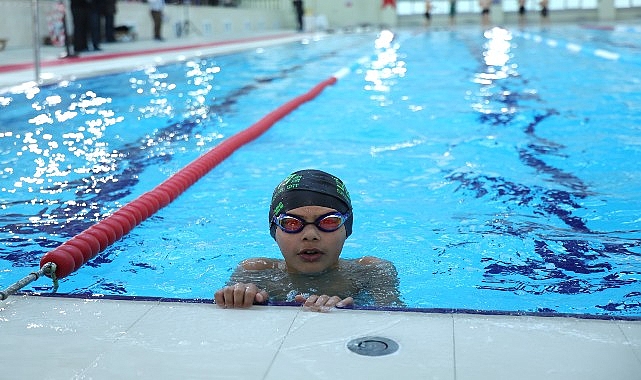 Osmangazi Yüzme Şenliği’nde Kazananlar Kupalarını Aldı