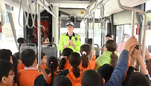 Konya’daki Öğrenciler “Nezaket Otobüsü” ile Trafikte Görgü Kurallarını Öğreniyor