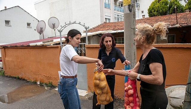 Güzelbahçe Belediyesi’nden  Vatandaşa Ücretsiz Patates ve Soğan Desteği
