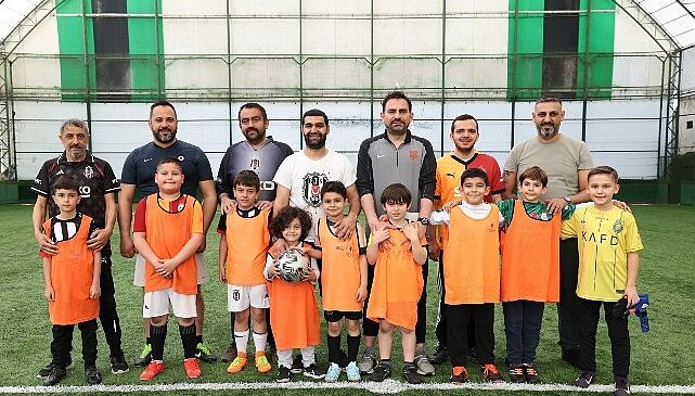 Küçükçekmece’de Renkli Maç: Babalar ve Oğulları Futbol Heyecanı Yaşadı