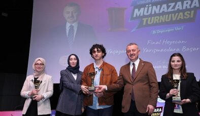 Başkan Büyükakın, gençlerin münazarasından çok etkilendi: “Yarınlarımız emin ellerde”