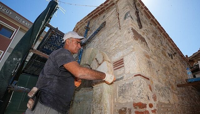Gaziemir’in tarihi Çift Çeşme’si aslına uygun şekilde yenileniyor
