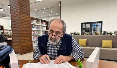 Tuğran Amca’nın okuma aşkı yıllara meydan okuyor